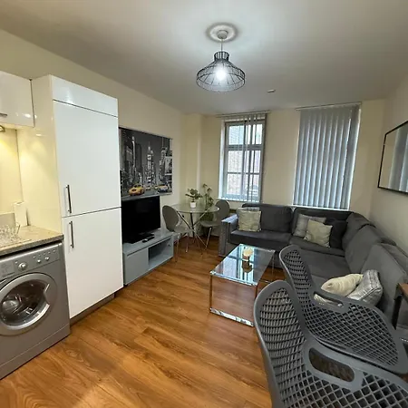 Modern 2 Bed Duplex In Centre!