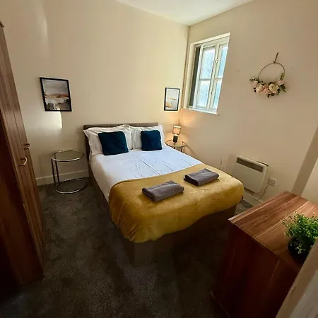 Modern 2 Bed Duplex In Centre! *