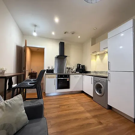 Modern 2 Bed Duplex In Centre! *